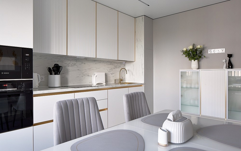 Белоснежная кухня с золотой фурнитурой