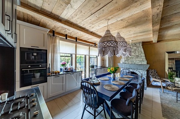 Белая кухня в сочетании с деревом