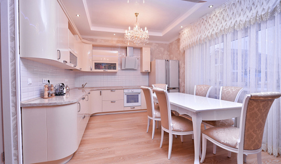 Светлая кухня в Сочи