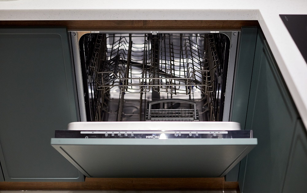 Умная кухня с интегрированным винным стеллажом